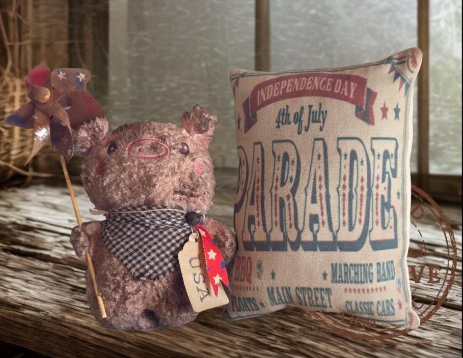 Primitive Farmhouse Pig Shelf Sitter | Patriotic 4th of July Parade Decor