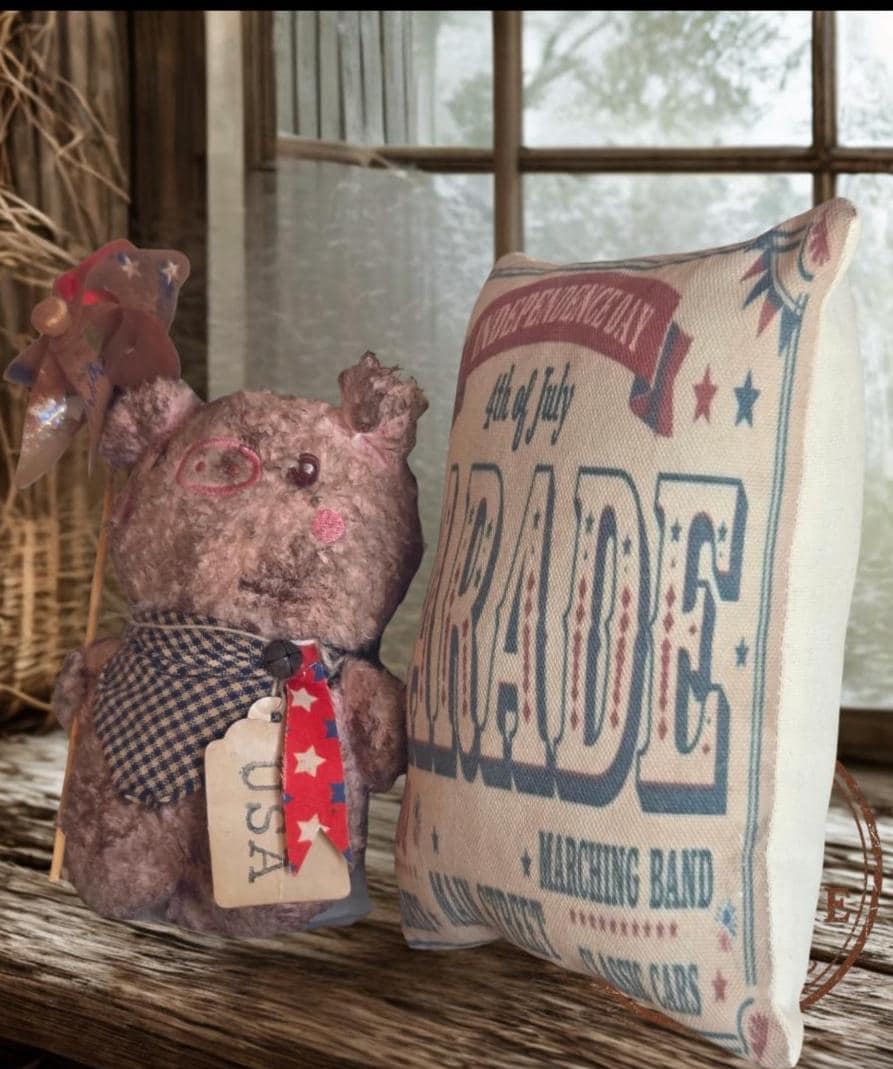 Primitive Farmhouse Pig Shelf Sitter | Patriotic 4th of July Parade Decor