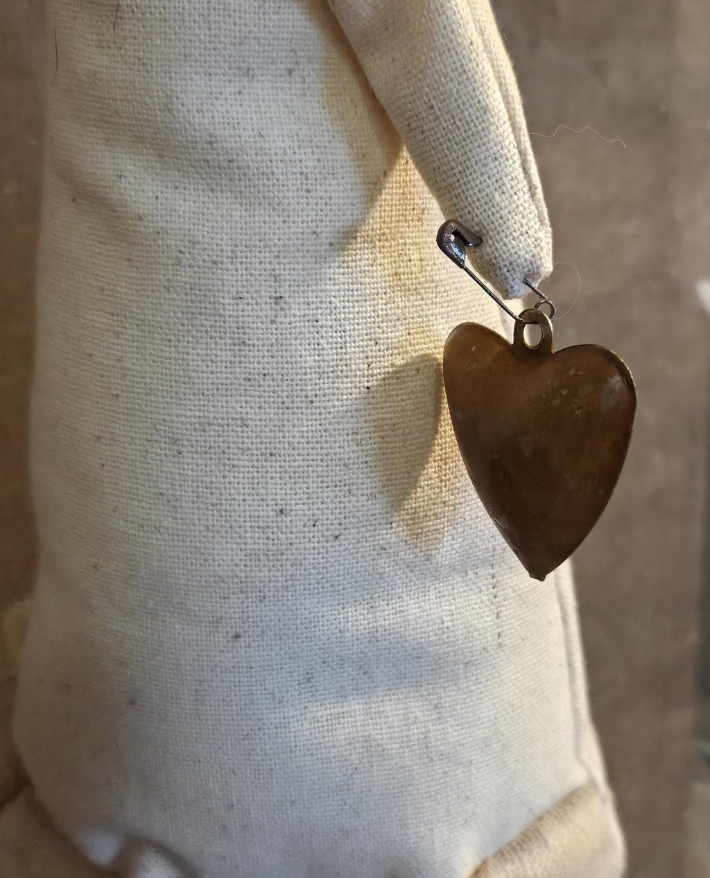 Primitive Valentine Shelf Sitter – Hand-Finished XO Hat Folk Art Decor – Rustic Farmhouse Valentine Display